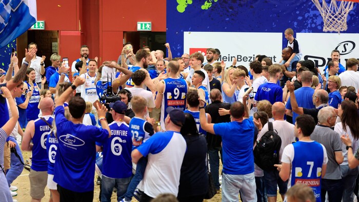 Fans und Spieler feierten in der Kapfenberger Halle gemeinsam.