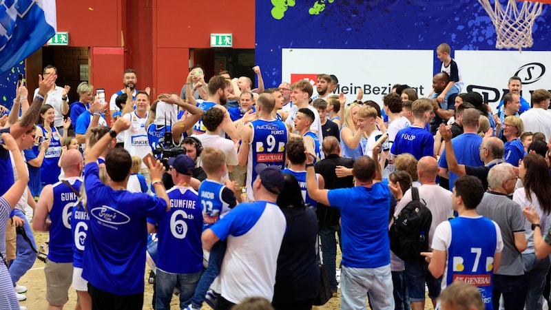 Fans und Spieler feierten in der Kapfenberger Halle gemeinsam. (Bild: GEPA pictures)