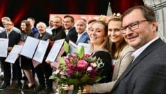 Große Freude bei den Landessiegern samt Weinköniginnen. (Bild: Martin Jöchl)