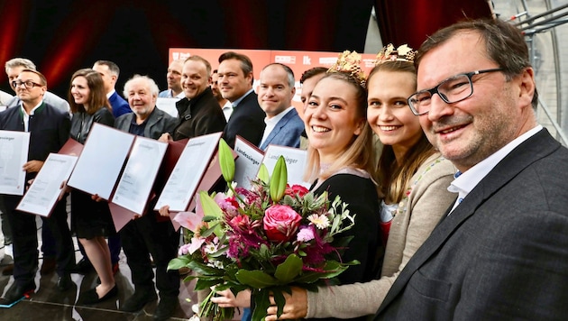 Great joy among the regional winners and their wine queens. (Bild: Martin Jöchl)