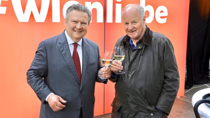 Bürgermeister Michael Ludwig (li.) freute sich mit Georg Wailand über dessen Goldmedaille beim Weinpreis.