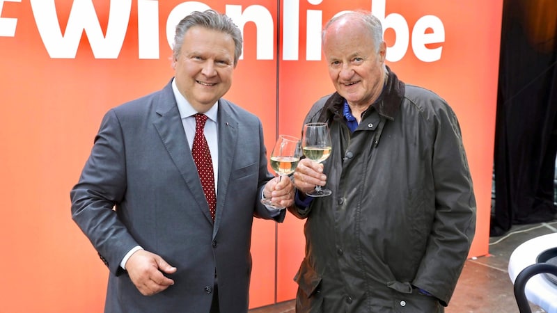 Mayor Michael Ludwig (left) was delighted with Georg Wailand's gold medal at the wine award. (Bild: Martin Jöchl)