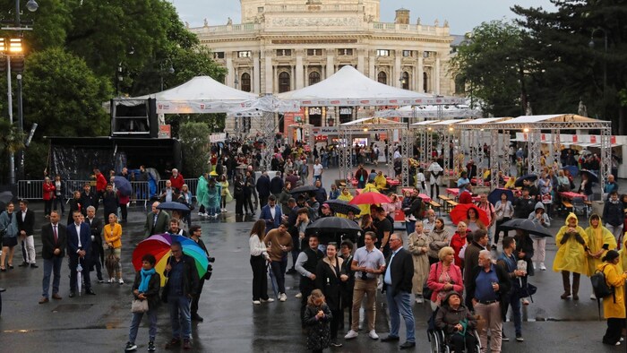 Die Besucher trotzten Freitagabend auch dem vorübergehenden Regen.