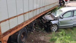 Laut Polizei dürfte der Lenker nicht angegurtet gewesen sein, er verstarb noch an der ...