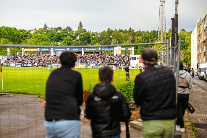 Beim letzten Spiel im alten Stadion war die legendäre Friedhofstribüne ein letztes Mal prall ...