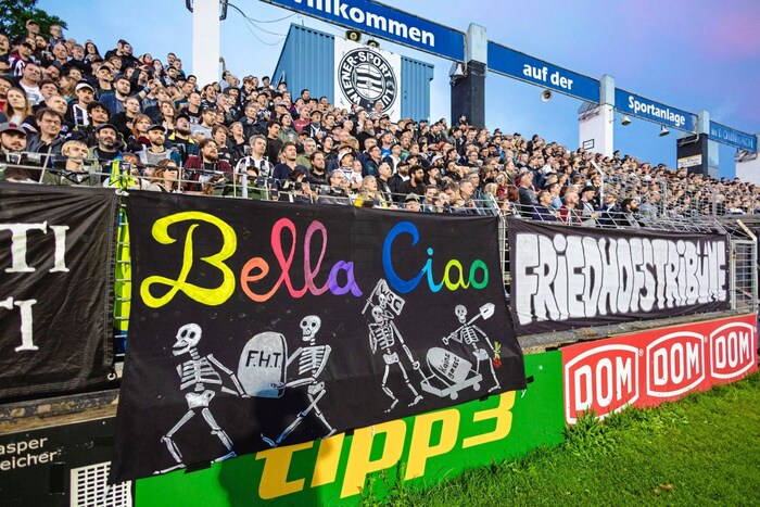 Mit diesem Transparent verabschiedeten sich die Fans von der Friedhofstribüne.