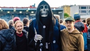 Der Tod persönlich schaute am Freitag auf der Friedhofstribüne vorbei. (Bild: Urbantschitsch Mario)