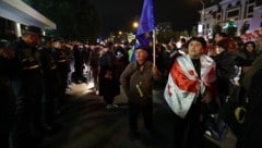 Demonstranten vor dem Innenministerium in Tiflis (Bild: AFP)