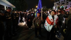 Demonstranten vor dem Innenministerium in Tiflis (Bild: AFP)