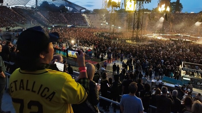Metallica-Edelfan Shinji aus Tokio ist Multitasking-fähig: Er filmt mit zwei Handys und kriegt ...