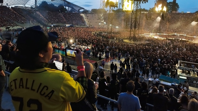 Shinji, a Metallica fan from Tokyo, is able to multitask: he films with two cell phones and still catches every detail. (Bild: Robert Fröwein)