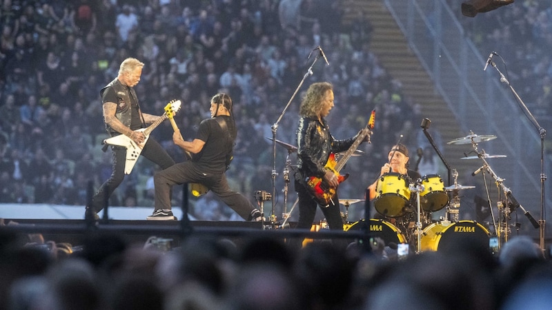 Ein seltener Moment der Gemeinschaft. Für gewöhnlich wuseln die einzelnen Metallica-Mitglieder über die gesamte Bühne. (Bild: Martin Hangen/hangenfoto)
