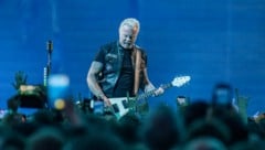 Da war er noch trocken, doch als der Himmel seine Schleusen öffnete, kam neues Leben in den Körper von James Hetfield. (Bild: Martin Hangen/hangenfoto)