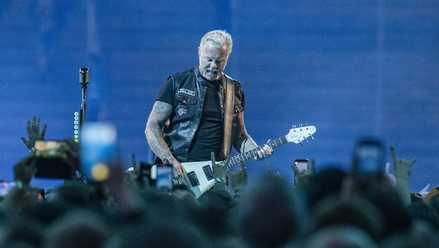 He was still dry then, but when the heavens opened their floodgates, new life came into James Hetfield's body. (Bild: Martin Hangen/hangenfoto)