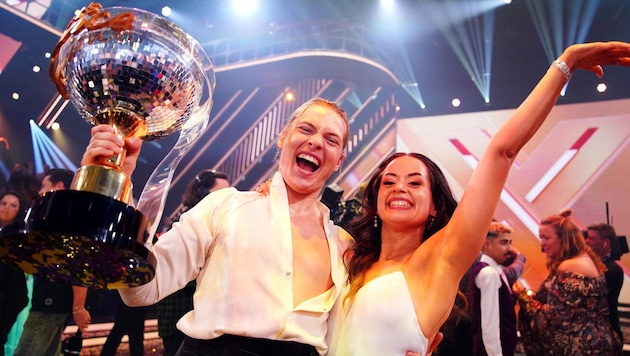 Gabriel Kelly és Malika Dzumaev ünneplik a győzelmüket! (Bild: Foto: RTL / Stefan Gregorowius)