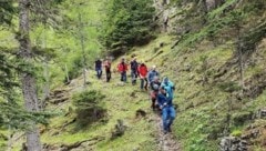 Eine Wanderin wollte von der Schutzhütte Baumgartner aus zum Naturfreundehaus Knofeleben marschieren. Heftige Regenschauer überraschten sie. (Bild: Bergrettung NÖ/W)