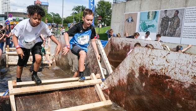 Beim Wassergraben wurden die Kinder nass und auch richtig dreckig. (Bild: Horst Einöder/Flashpictures)