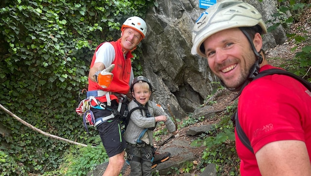İki dağ kurtarma görevlisi Walter Schönherr (solda) ve Florian Eder (sağda) kurtarılan çocukla birlikte. (Bild: ZOOM Tirol)