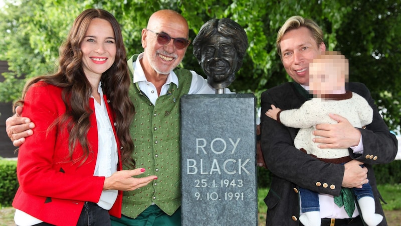 Lennie Werner traf Roy Black alias „Lennie Berger“, den Direktor des „Schlosshotel am Wörthersee“. Nicole und Helmut Werner mit dem Täufling und Regie-Glatze Otto Retzer. (Bild: Andrea Mayer-Rinner)
