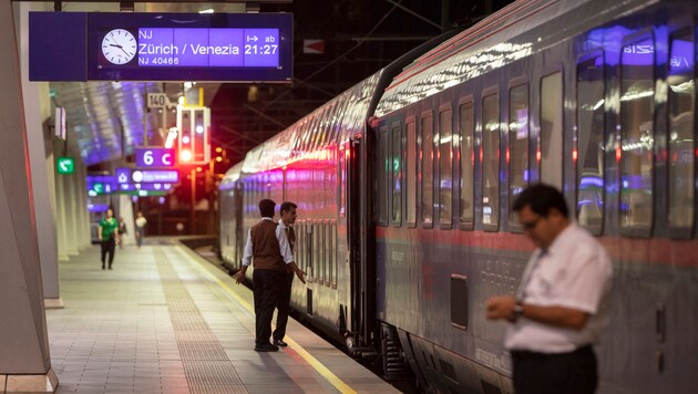 Az éjszaka folyamán most egy további vonat közlekedik (jelképes fotó). (Bild: APA/AFP/Alex HALADA)