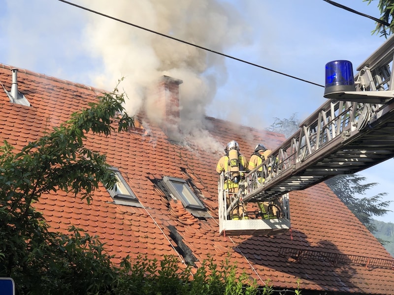 Der Dachstuhl des Mehrparteienhauses brannte. (Bild: BF Graz)