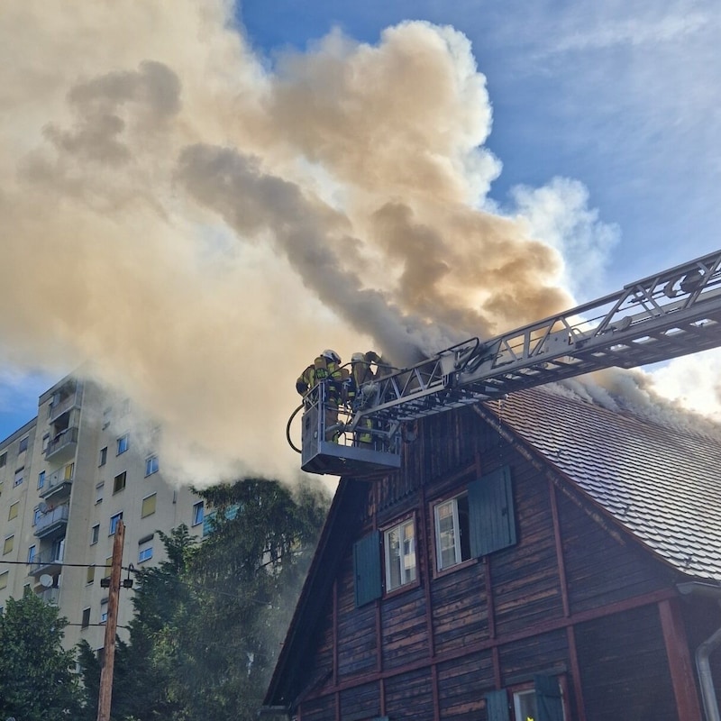 Wegen der heftigen Rauchentwicklung waren viele Feuerwehrleute gefragt. (Bild: BF Graz)