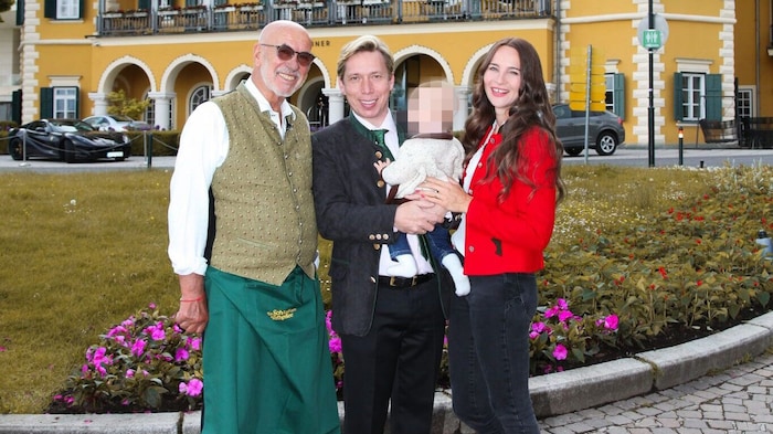 Kult vor dem „Schloss am Wörthersee“: Auch Regie-Glatze Otto Retzer kam, um zu gratulieren.