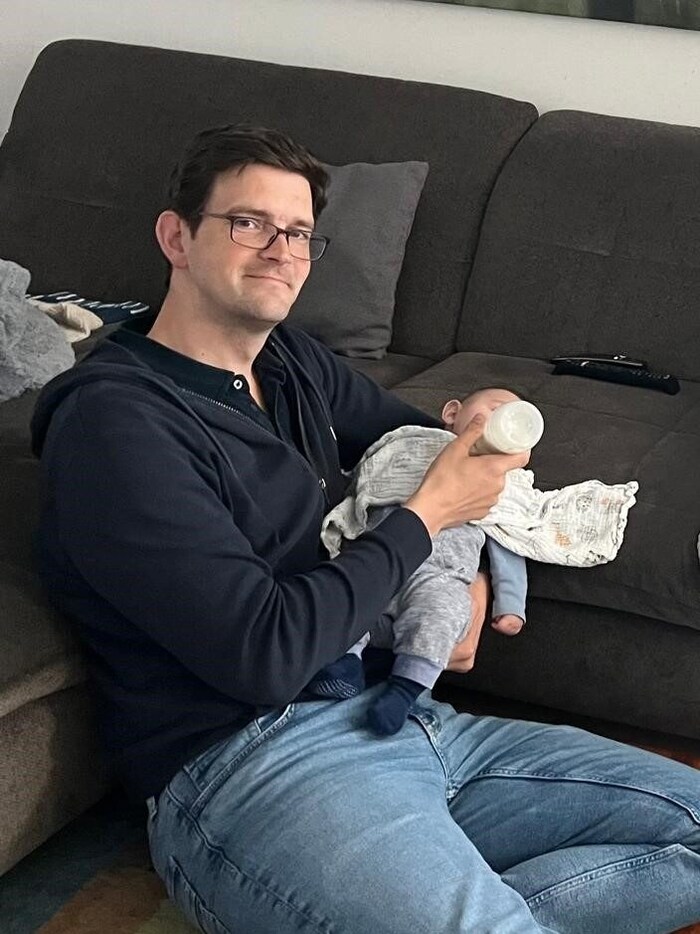 Ehemann Matthias unterstützt bei der Versorgung der Kinder.