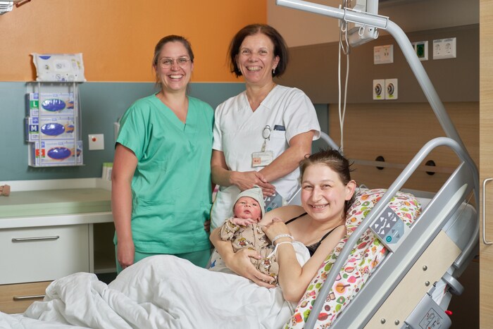 Dominik mit seiner Mama Nikolett, Hebamme Karoline Emsenhuber (links) und der Stationsleiterin ...