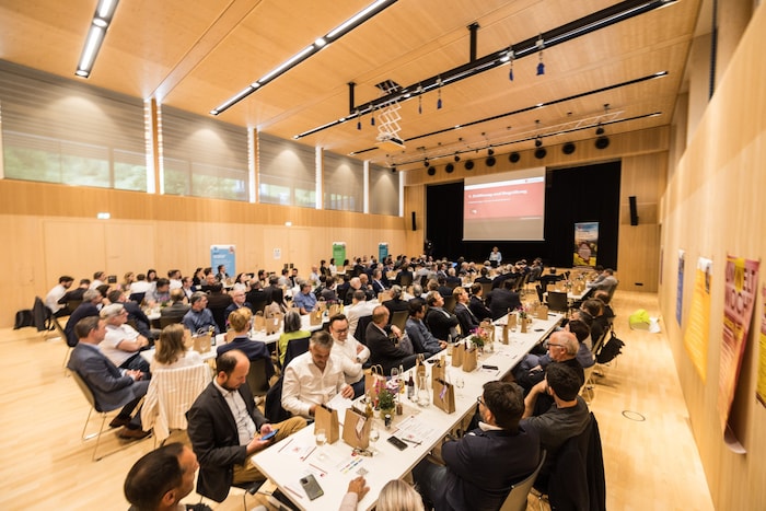 Fast alle Bürgermeisterinnen und Bürgermeister der 96 Gemeinden waren nach Mellau gekommen.