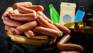 Es geht nicht nur um die (deutsche) Wurst – auch bei Waschmittel-Flaschen, Duschgels oder Mehl sind Füllmengen-Abweichungen erlaubt.  (Bild: Krone KREATIV/stock.adobe.com (3))