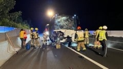 Der Reisebus war vom Aufprall schwer beschädigt. (Bild: Freiwillige Feuerwehr Stadt Hartberg)