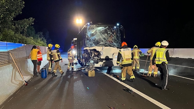 The coach was badly damaged by the collision. (Bild: Freiwillige Feuerwehr Stadt Hartberg)