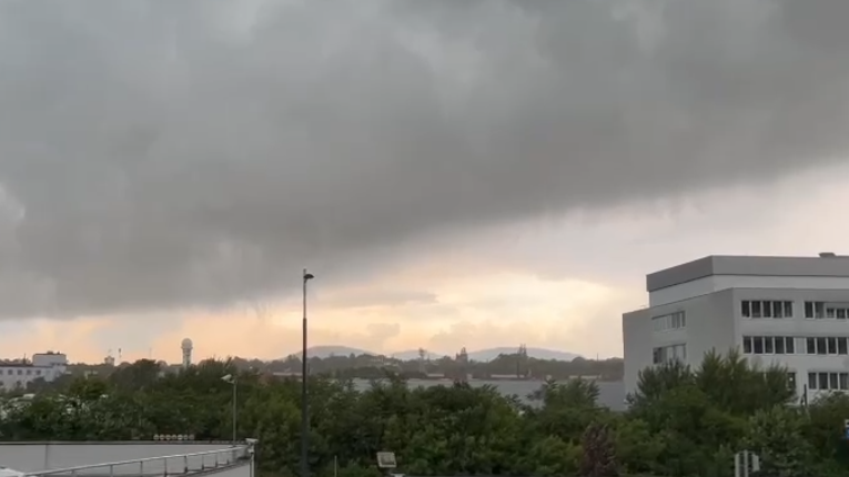 Dunkle Wolken über Wien – kurz darauf donnerte und blitzte es. (Bild: krone.tv/privat)