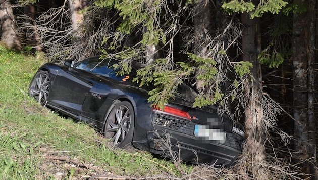 Der Sportwagen wurde unsanft von Bäumen gestoppt. (Bild: ZOOM Tirol/Krone KREATIV)