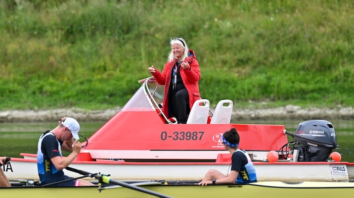 Achter-Trainerin Rita Hendes im Begleitboot.