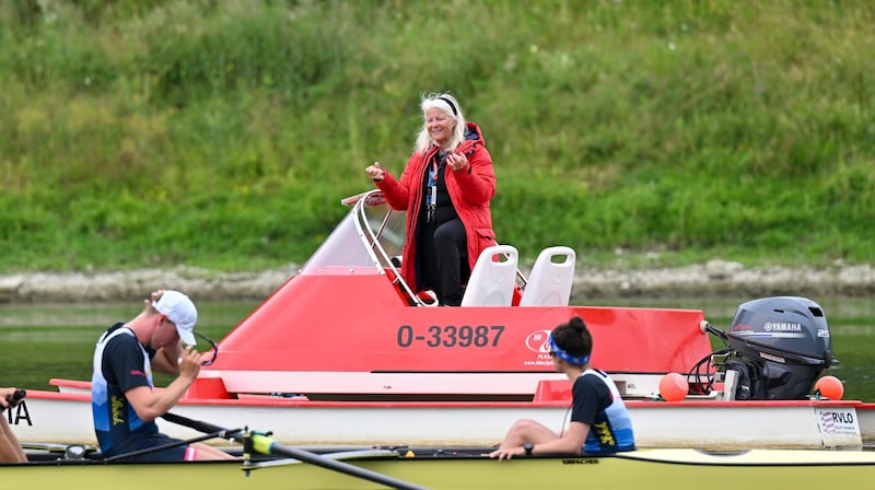 Achter-Trainerin Rita Hendes im Begleitboot. (Bild: Dostal Harald)