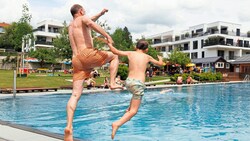 Ab ins kühle Nass! Den Sprung ins Wasser trauten sich gestern im Ragnitzbad nur die wirklich Harten. (Bild: Scheriau Erwin/Erwin Scheriau / KRONE)