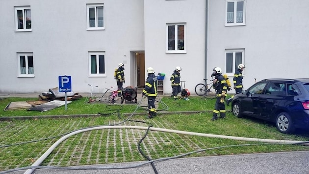 Die Feuerwehr brachte mehrere verkohlte Gegenstände aus dem Keller des Mehrparteienhauses in Bad Ischl (Bild: FF Bad Ischl)