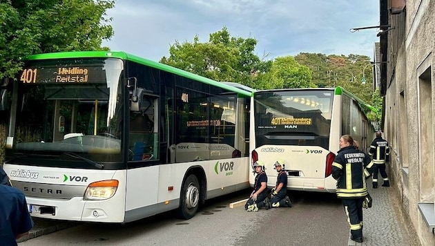 On Friday evening, two buses wedged into each other in a bottleneck in Weidling near Klosterneuburg. (Bild: Freiwillige Feuerwehr Weidling )