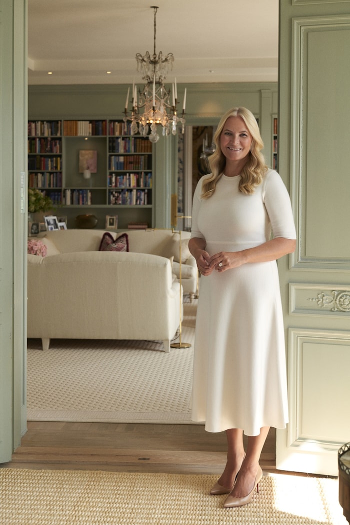 Kronprinzessin Mette-Marit vor der Bibliothek