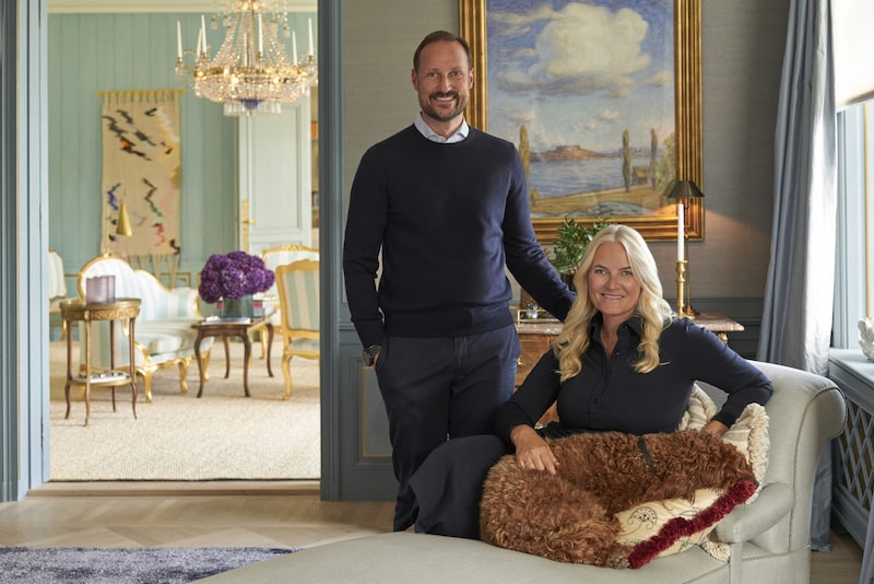 Der Webteppich auf dem offiziellen Porträt des norwegischen Kronprinzenpaares mit Hündin „Molly“ soll von Kronprinzessin Mette-Marit gefertigt sein.  (Bild: Dusan Reljin / Det kongelige hoff)