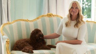 Mette-Marit in ihrem Wohnzimmer mit Labradoodle-Hündin „Molly“ (Bild: Dusan Reljin / Det kongelige hoff)