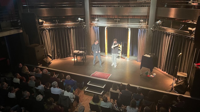 Beatboxer Samuel Plieger aus Absams unterstützt Koschuh immer wieder „mundkräftig“.