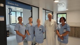 Dialyse: Oberarzt Gerhard Hofstätter mit Pflegeteam