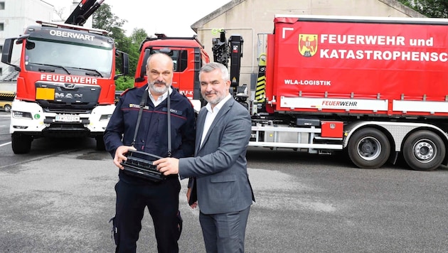 Provincial fire brigade commander Franz Kropf demonstrates the technical capabilities of the new swap body vehicles to Provincial Councillor Dorner. (Bild: Reinhard Judt)
