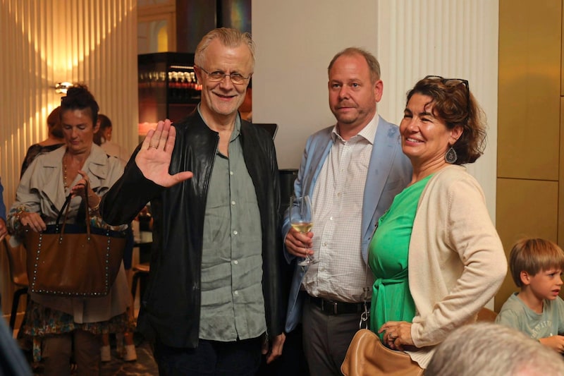 Falco-Bandchef Thomas Rabitsch mit dem TV-Produzentenpaar Niki und Sandra Klingohr. (Bild: Starpix/ Alexander TUMA)