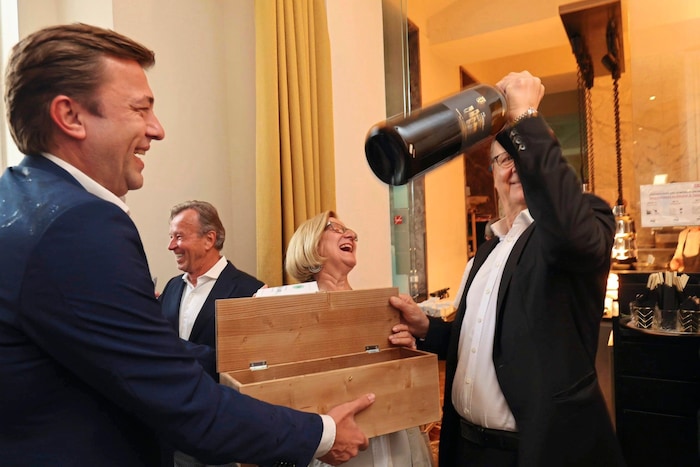 Raise the cups, pardon, the bottle: Johanna Mikl-Leitner poured Mahr a glass of pure wine.