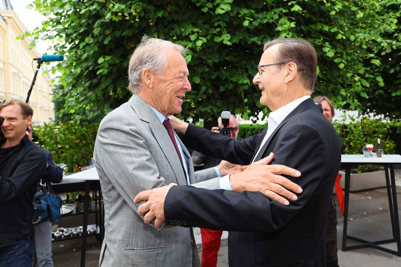 Médiaszakemberek egymás között: Herbert Kloiber melegen gratulált Mahrnak. (Bild: Starpix/ Alexander TUMA)