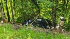 Das Auto stürzte in die Tiefe. (Bild: FF Mauterndorf)